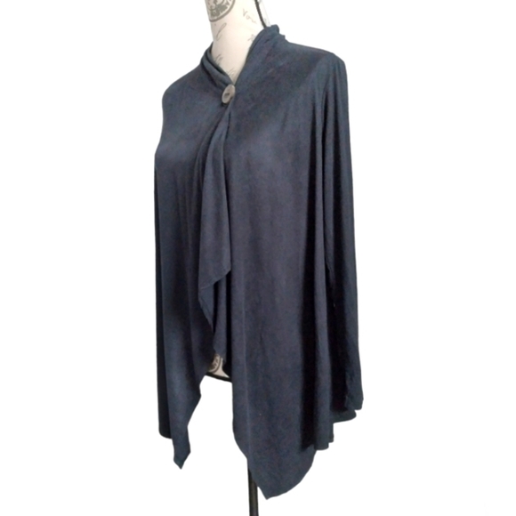 Bobeau Luxuriously Soft Charcoal Gray Asymmetrical Wrap Cardigan - Picture 4 of 9
